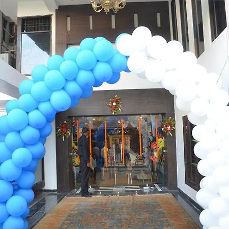 Hotel Park Plaza Varanasi Exteriör bild